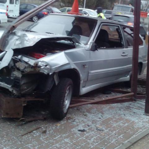 В Ставрополе водитель легковушки сбил пешехода и врезался в остановку